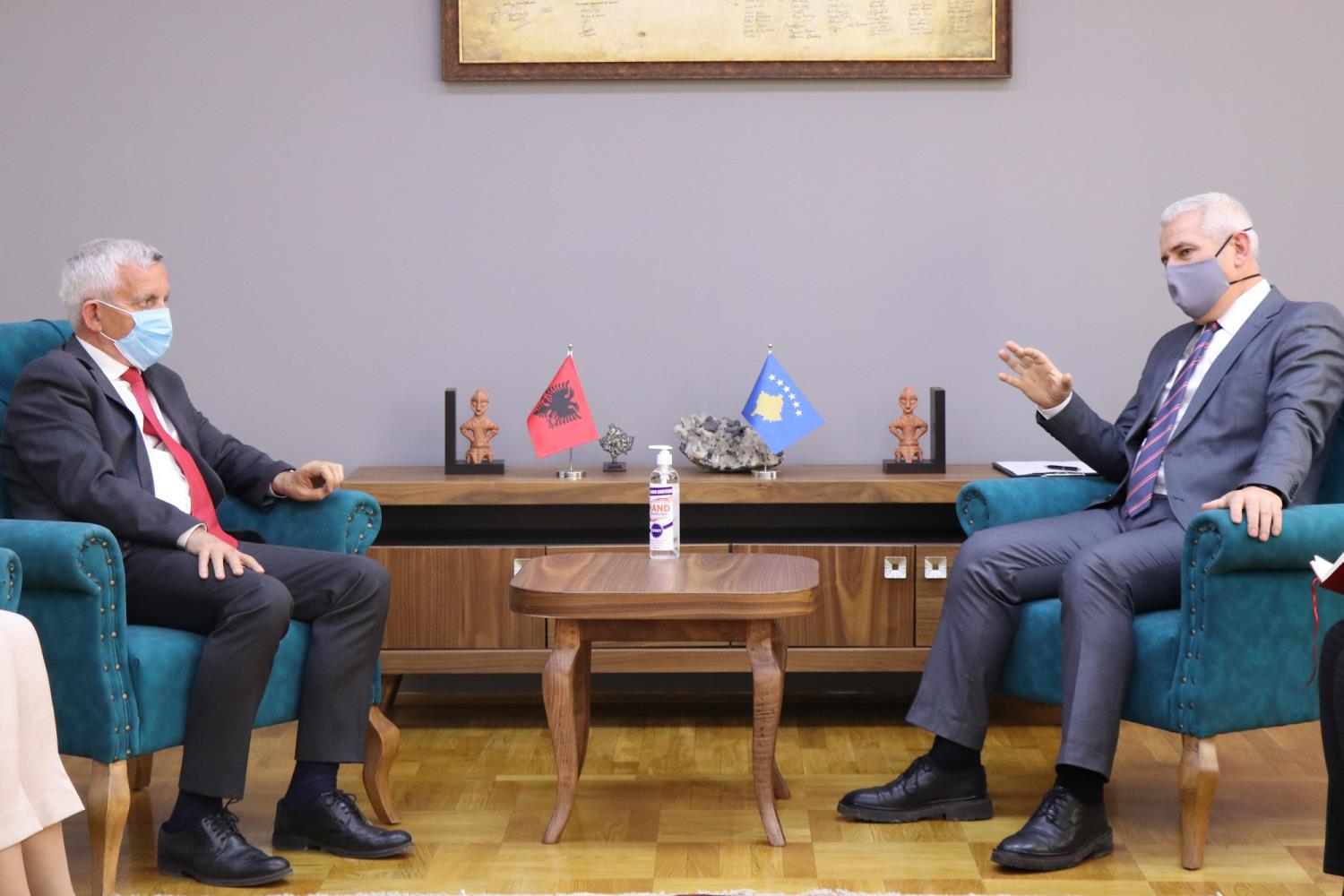 Ministri Sveçla priti në takim ambasadorin e Shqipërisë, z.Qemal Minxhozi